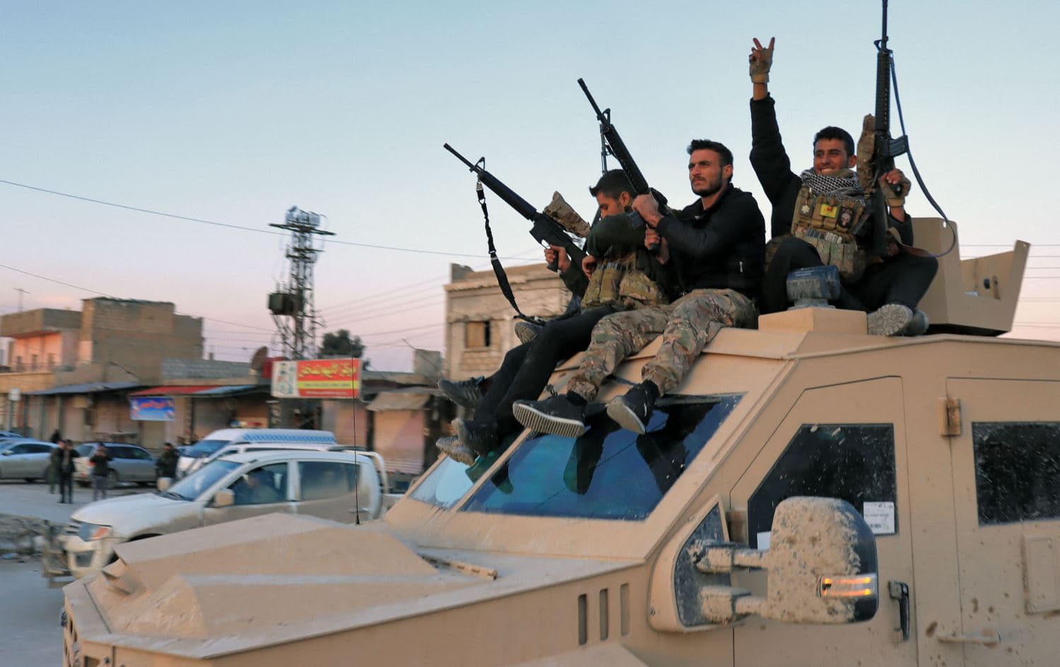 Members of the Syrian Democratic Forces (SDF) deploy outside Ghwayran prison in Syria's northeastern city of Hasakeh on January 26, 2022, after having declared over the facility following its takeover by Islamic State (IS) group forces. Photo: AFP