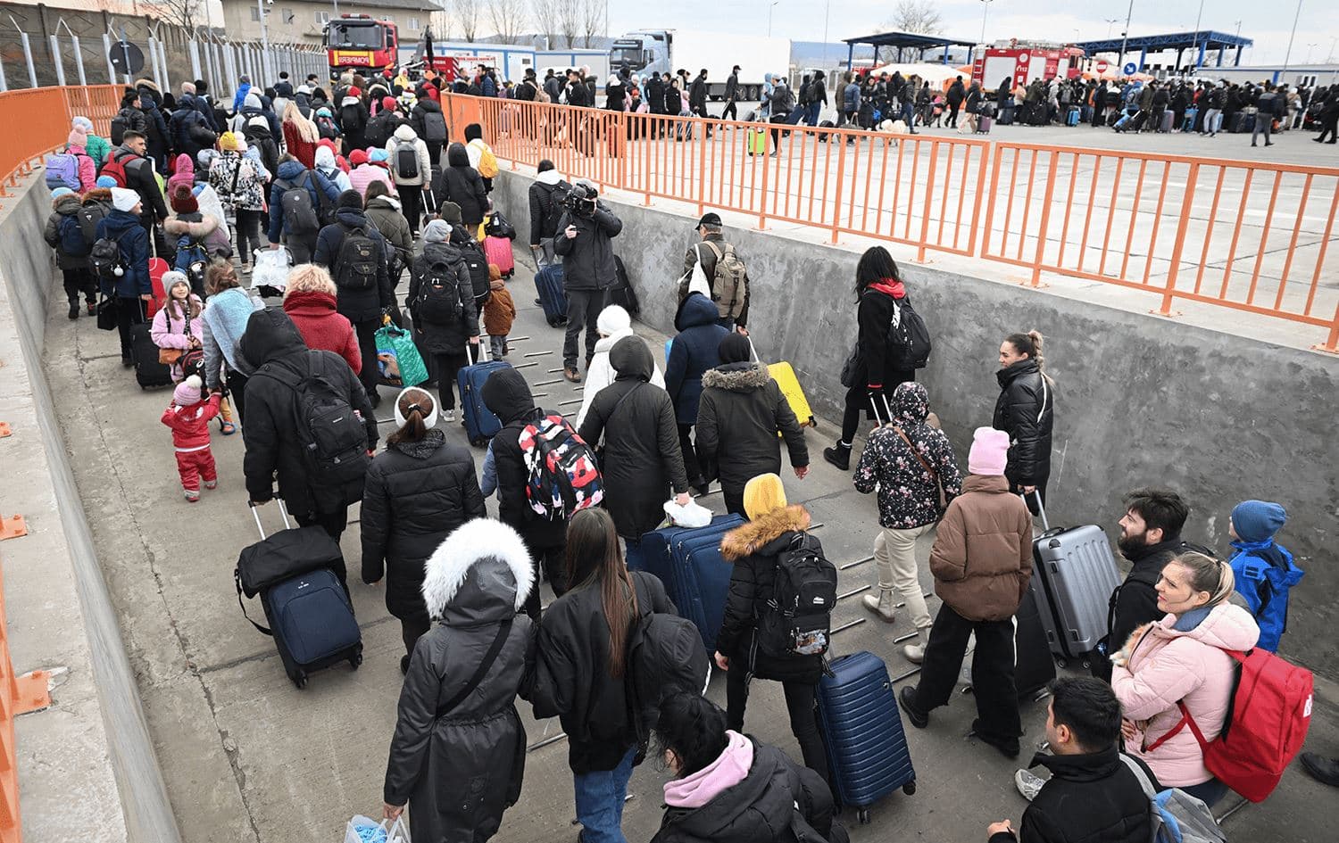 People coming from Ukraine descend from a ferry boat to enter Romania on February 26, 2022. Photo: AFP 