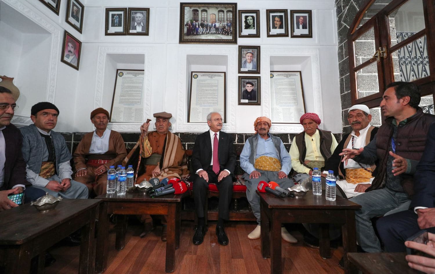 Kemal Kilicdaroglu (middle) meets with Kurdish folk singers in Diyarbakir on March 10, 2022. Photo: handout/CHP