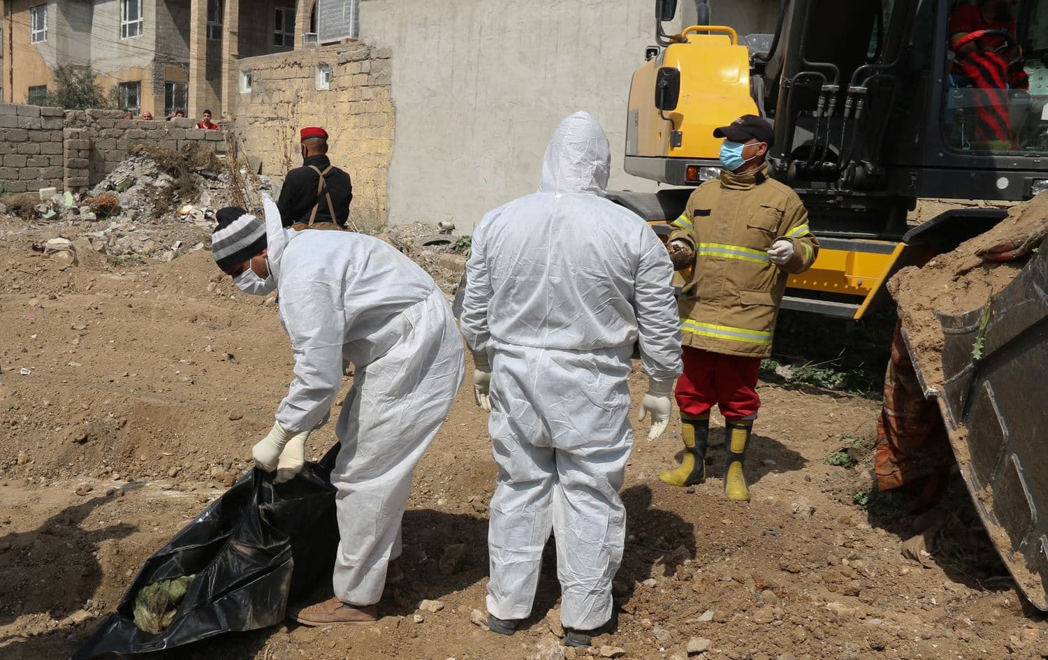 Iraqi forensic personnel examine human remains from a mass grave recently discovered in Mosul on March 20, 2022. Photo: Zaid al-Obeidi/AFP 