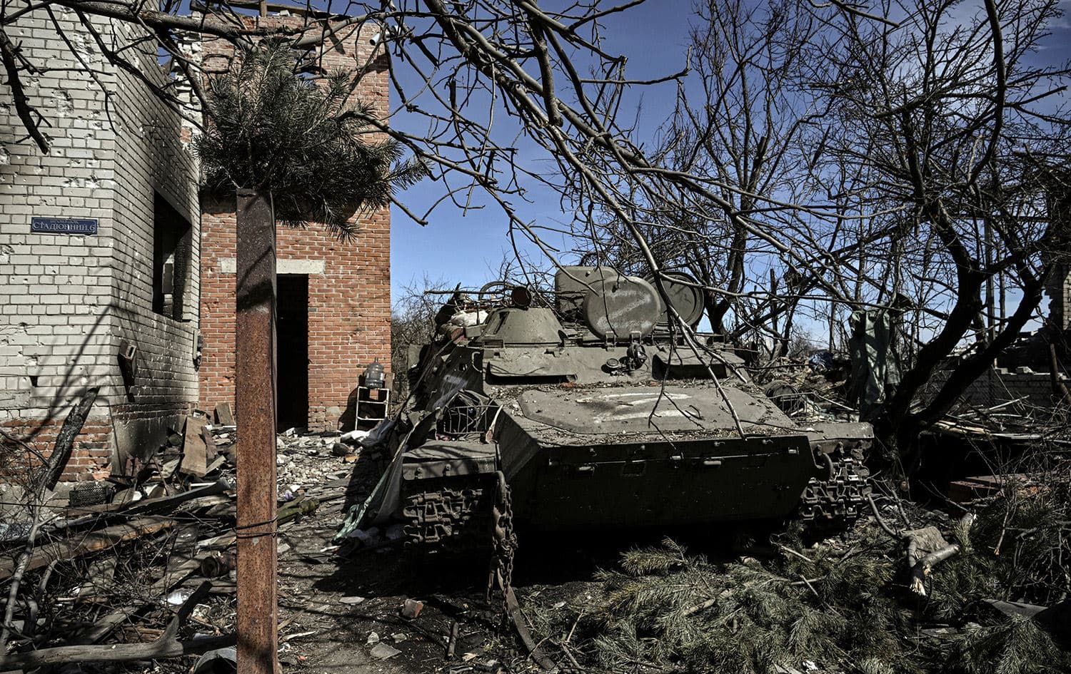 An abandoned Russian armoured vehicle captured on March 28, 2022 in the village of Mala Rogan in Kharkiv. Photo: Aris Messinis/AFP 