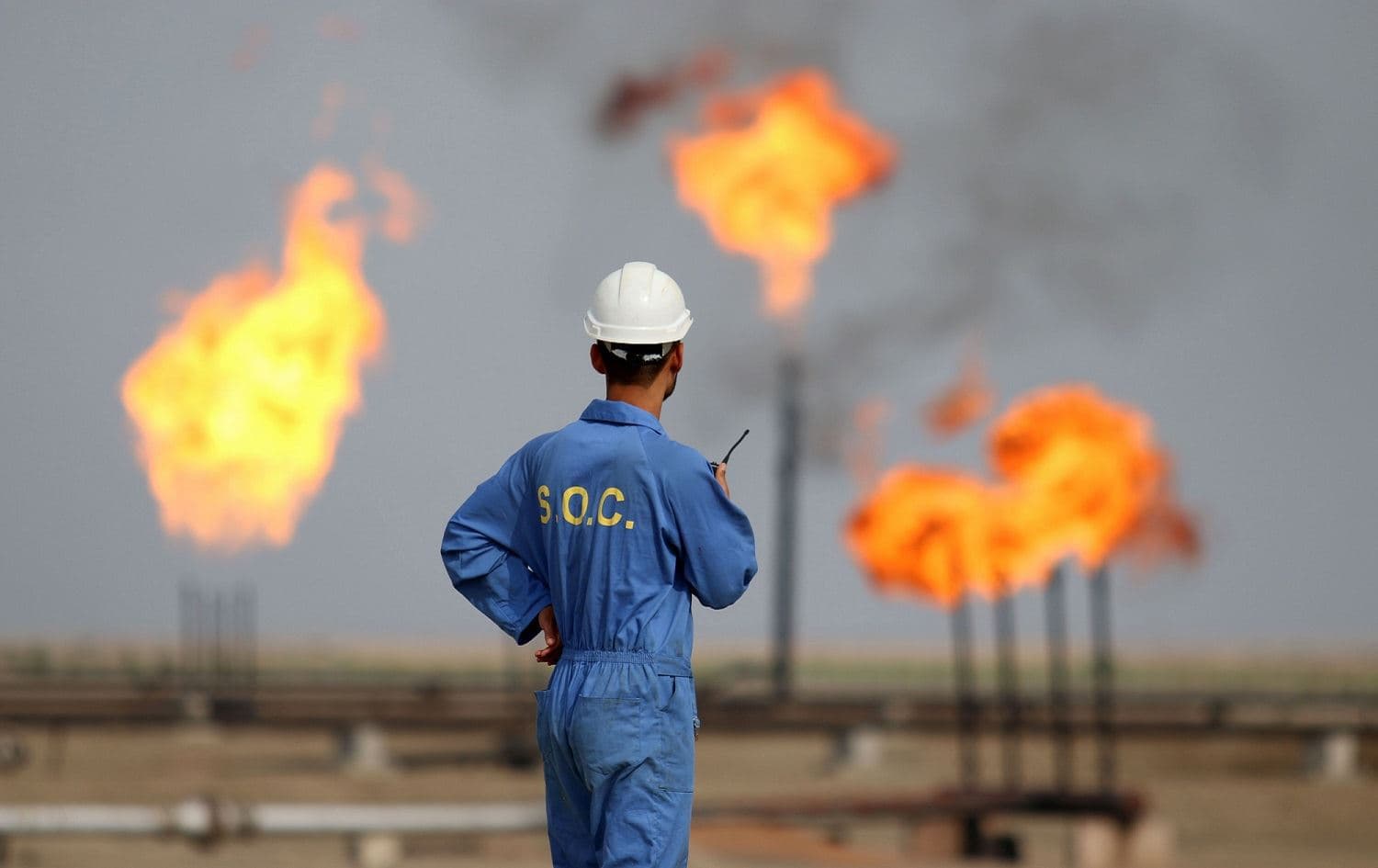 An Iraqi oil worker speaks on a radio at an oil refinery in the southern town of Nasiriyah, Iraq October 30, 2015. File photo: AFP