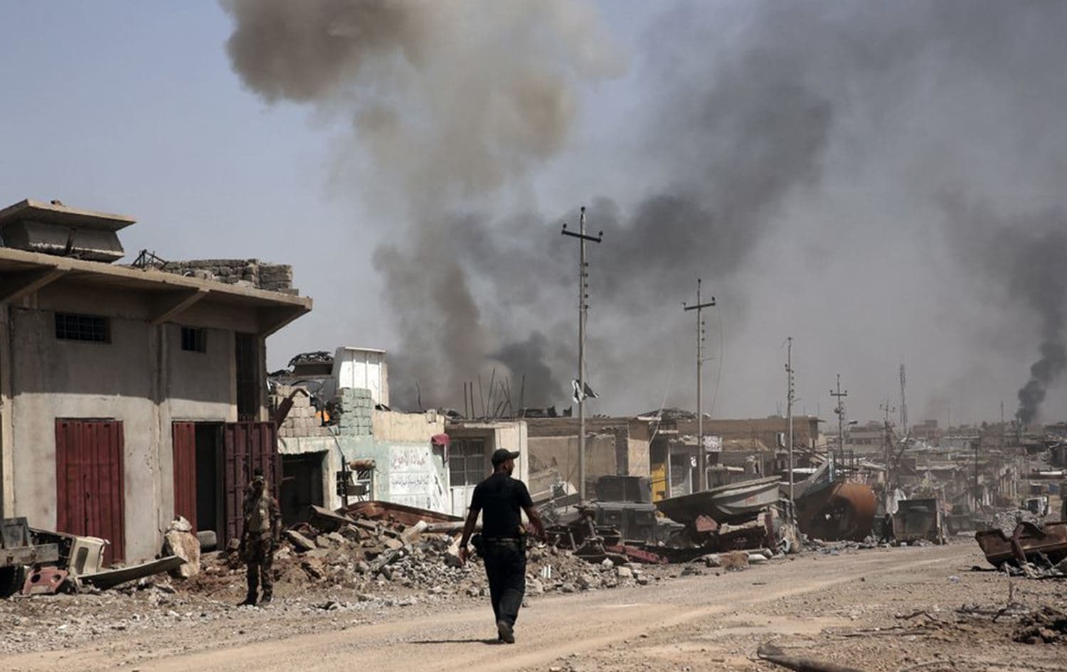 Smoke rises during heavy fighting between Islamic State militants and Iraqi special forces in the industrial area of west Mosul, Iraq on May 9, 2017. Photo: AP