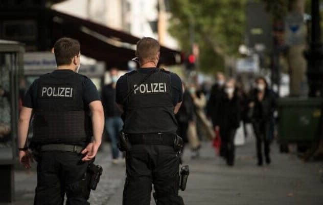 Police officers of Germany's Federal Police patrol a popular shopping street in Berlin on October 24, 2020. Photo: Stefanie Loos/AFP