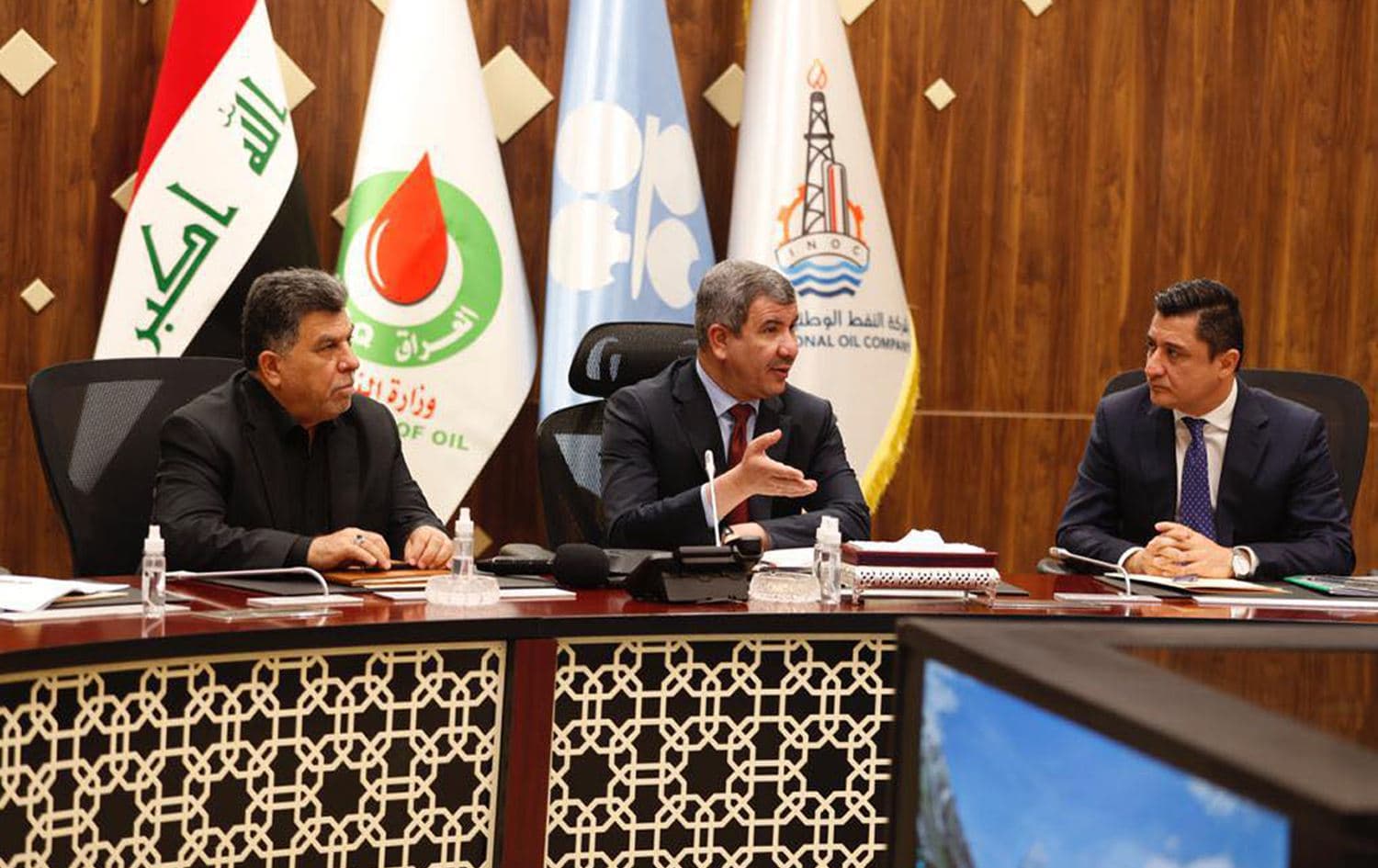 Undersecretary for Extraction Affairs Karim Hattab (left), Iraqi Minister of Oil Ihsan Abdul-Jabbar Ismail (center), and KRG Minister of State for Negotiation Affairs with the Federal Government Khalid Shwani (right), meeting on April 11, 2022. Photo: Iraqi Ministry of Oil/Facebook