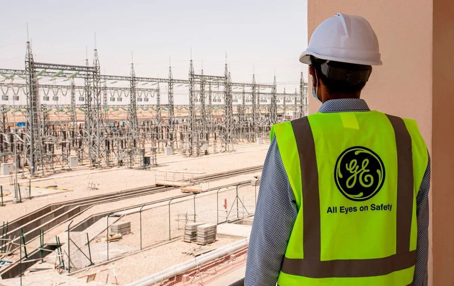 A mask-clad General Electric employee at Power Plant near the Iraqi city of Nasiriyah on 16 June 2020. Photo: Hussein Faleh/AFP