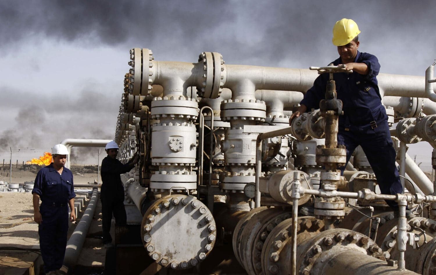 Men work at the Rumaila oil refinery near the Iraqi city of Basra on December 13, 2009. File photo: Nabil al-Jurani/AP
