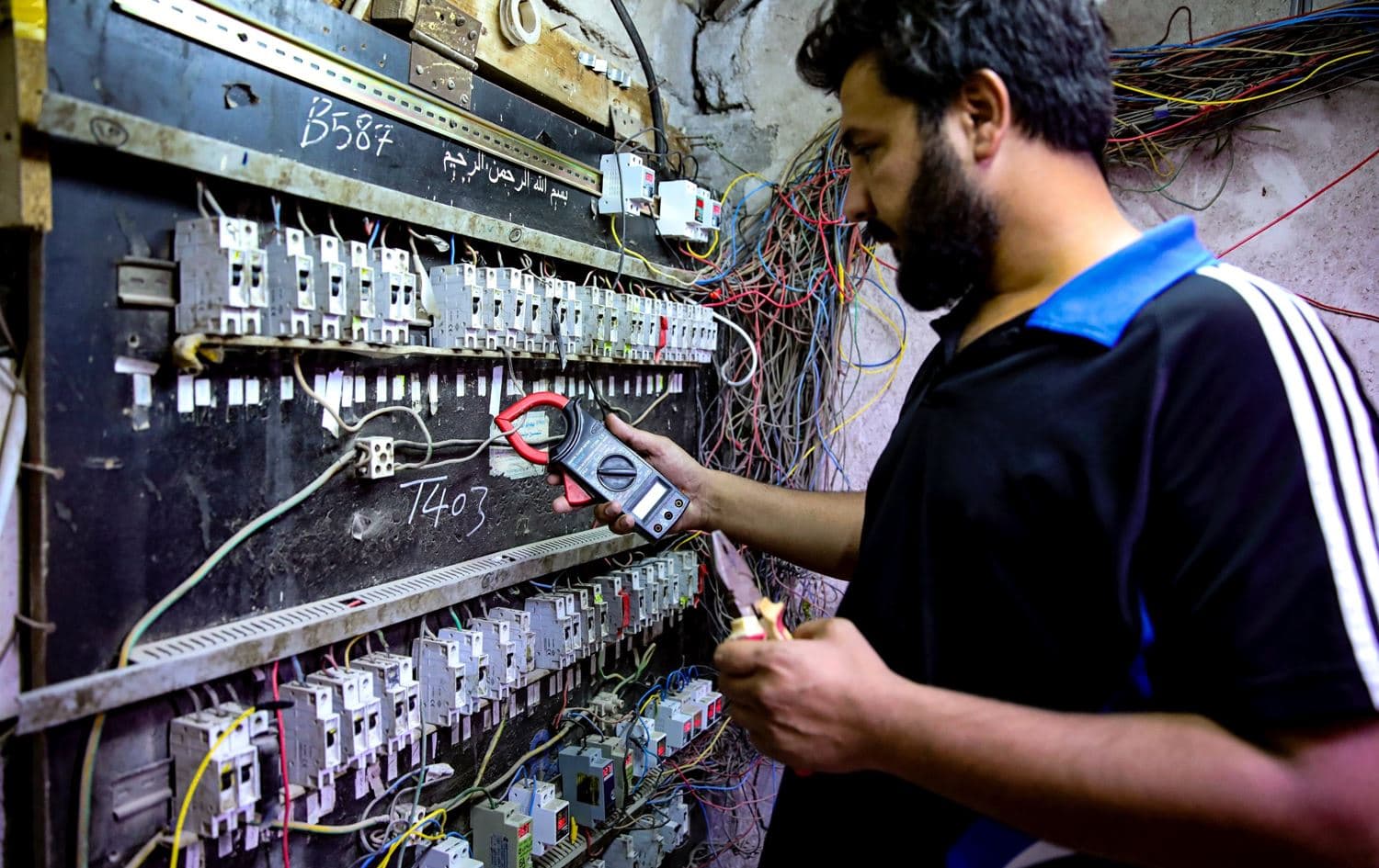 A worker in a private electricity generating company in Basra, Iraq, June 29, 2021. Photo: AP