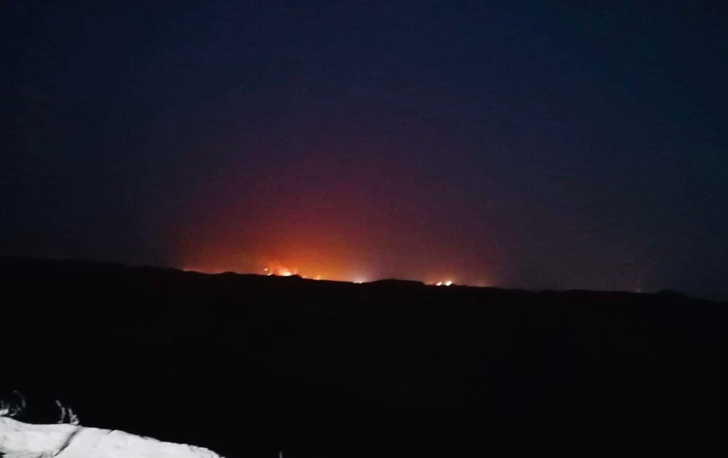 دیمەنی ئاگرکەوتنەوە لەدوای هێرشە مووشەکییەکەی سەر کۆرمۆر. وێنە: وێنە: وریا شێخانی