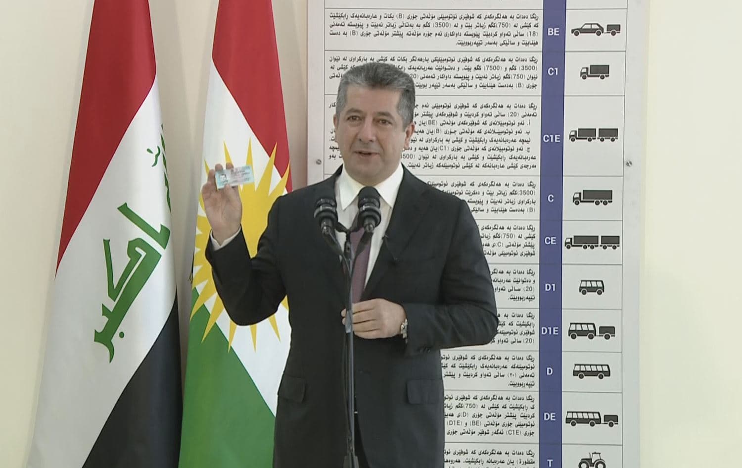 Kurdistan Region Prime Minister Masrour Barzani displaying the new drivers' license on August 24, 2022. Photo: Rudaw