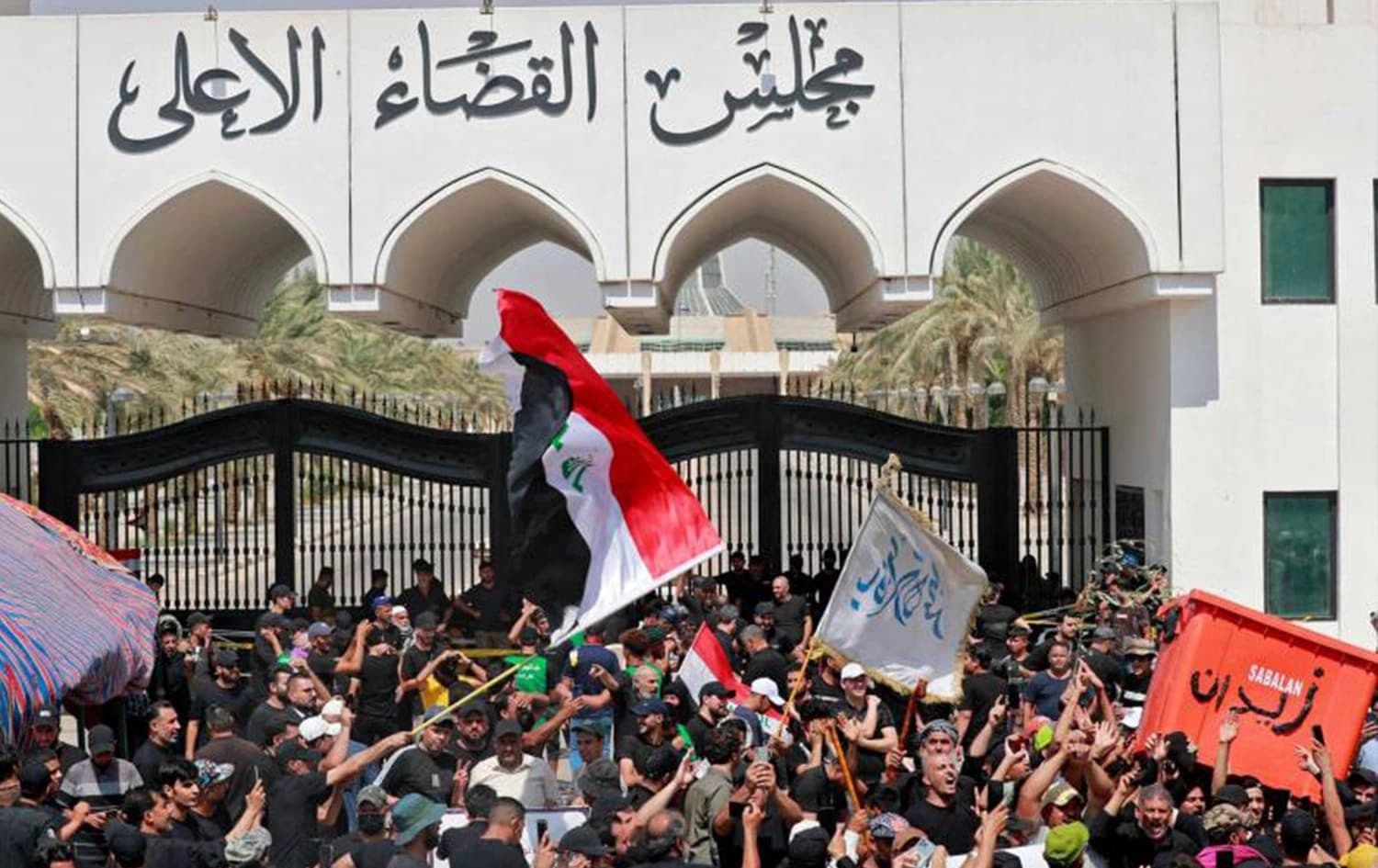 Supporters of Shiite cleric Muqtada al-Sadr gather outside the Supreme Judicial Council in Baghdad on August 23, 2022. Photo: AFP
