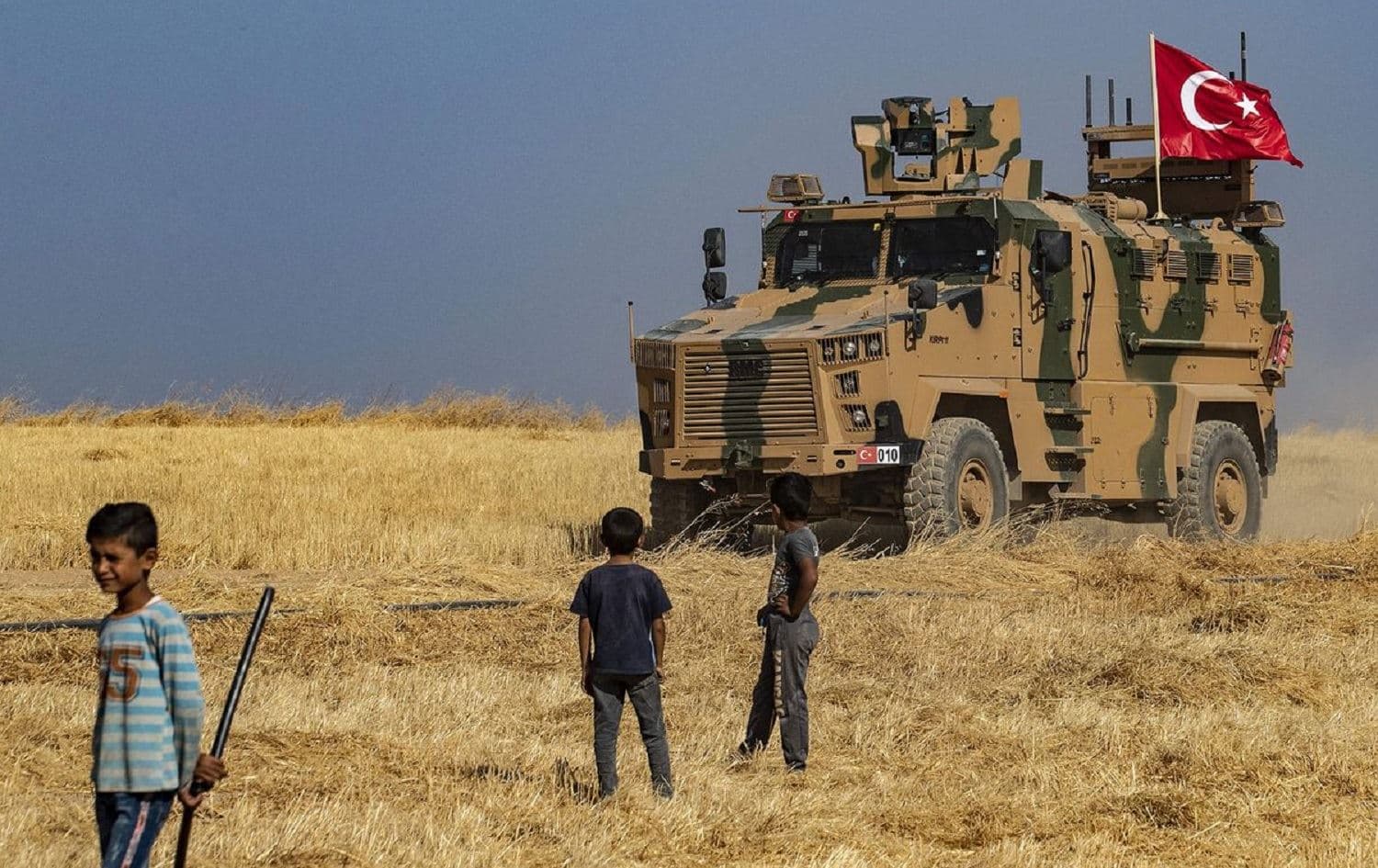 Hêzên Tirkiyê li nav axa Rojavayê Kurdistanê. Wêen: Delil Souileman/AFP 