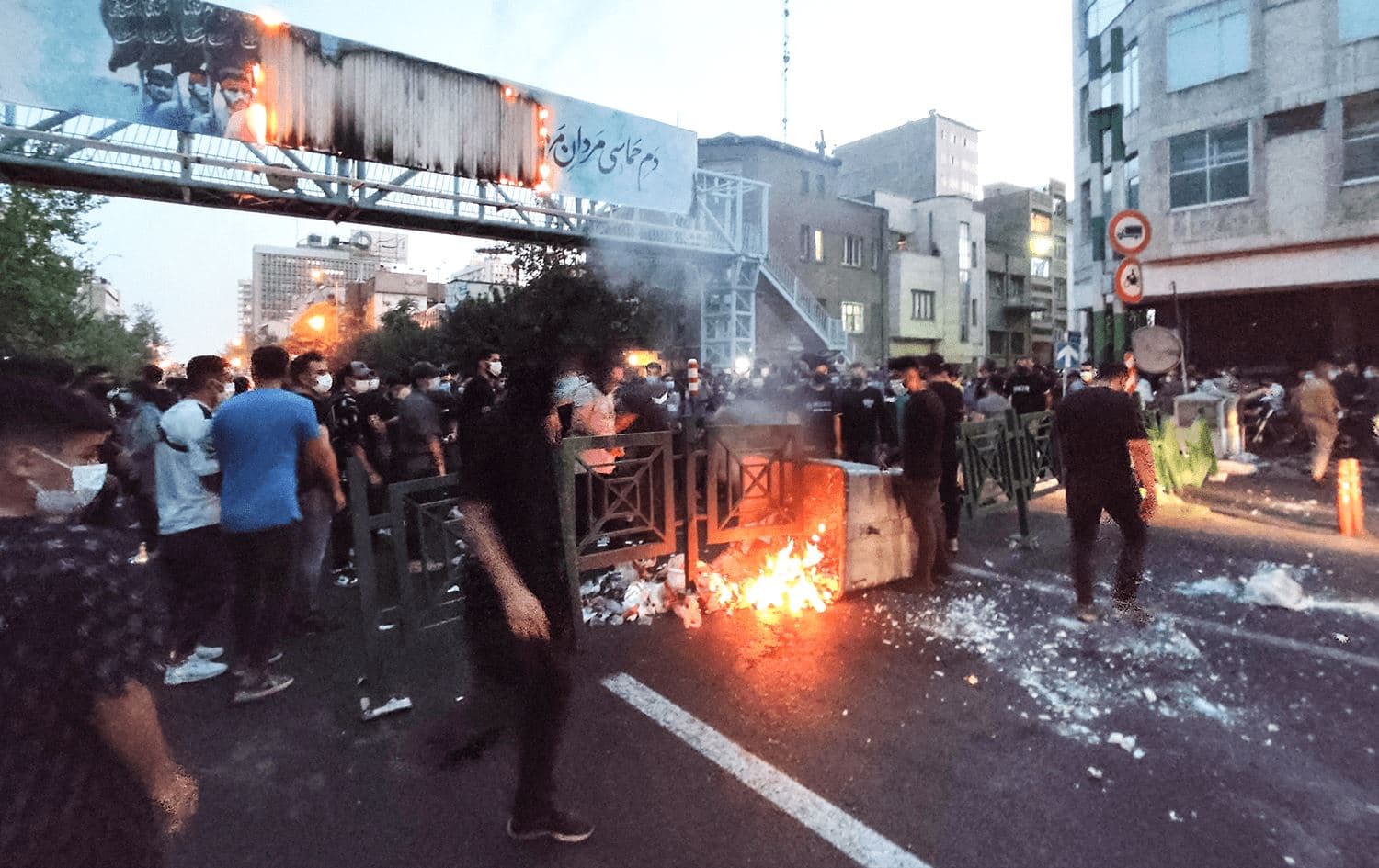 A picture obtained by AFP outside Iran on September 21, 2022, shows Iranian demonstrators burning a rubbish bin in the capital Tehran. Photo: AFP