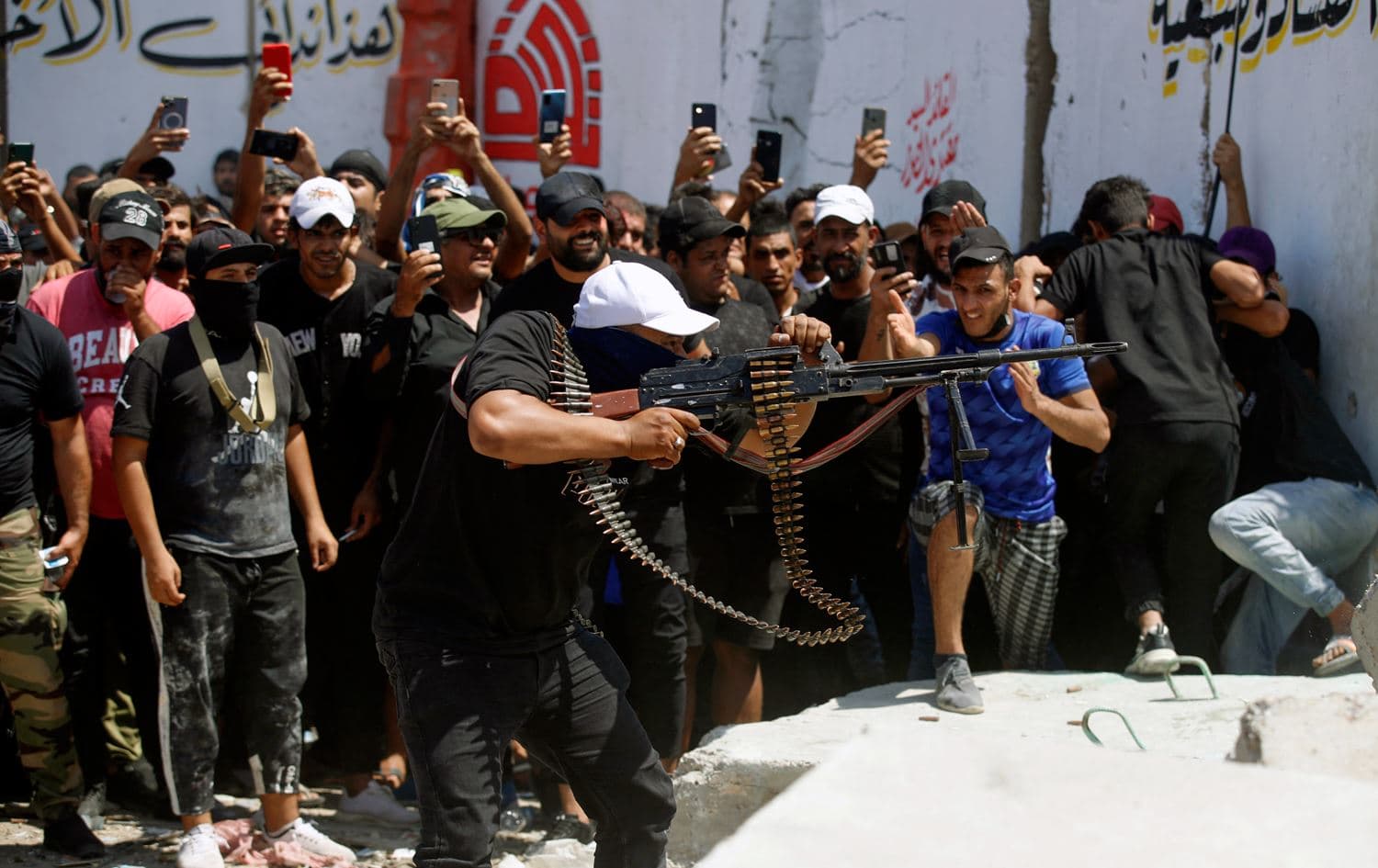 Armed members of Saraya al-Salam take aim during clashes with Iran-backed militias in Baghdad's Green Zone on August 30, 2022. Photo: Ahmad al-Rubaye/AFP