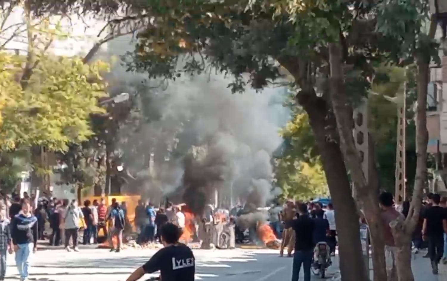 Protestors in the Kurdish city of Sanandaj confront the security forces on October 8, 2022. Photo: HRANA