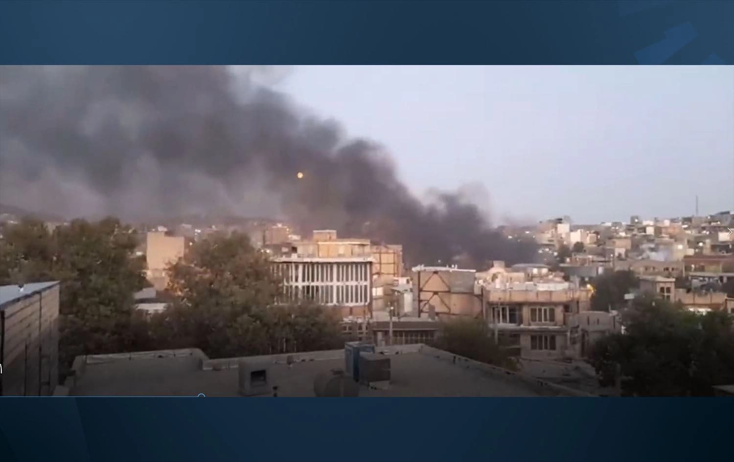 Huge plumes of smoke bellowed from Sanandaj and the town of Javanrud in Kermanshah province where the confrontation was fierce during Iranian protests on October 8, 2022. Photo: Hengaw Human Rights Organization