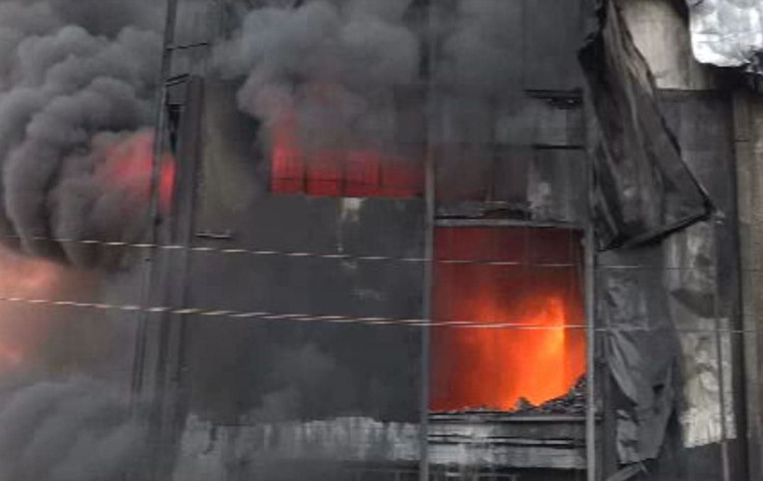 A three-story commercial building in Baghdad went up in flames and subsequently collapsed on November 7, 2022. Photo: Rudaw
