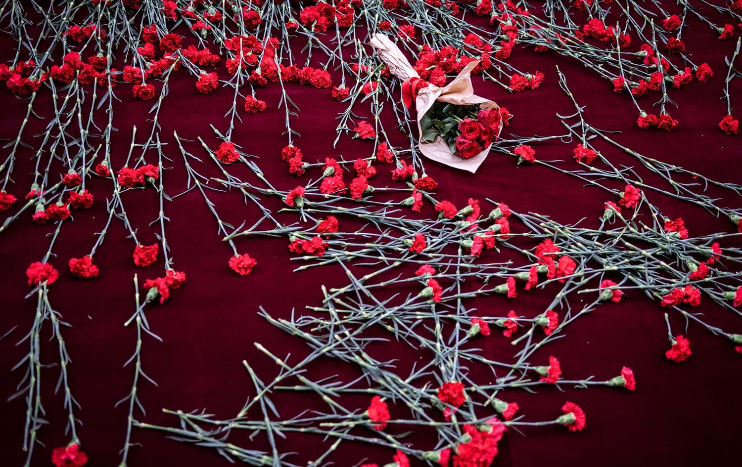 This photograph taken on November 14, 2022, shows flowers layed at the spot of November 13 explosion in the busy shopping street of Istiklal in Istanbul, as mourners grieve the victims. Photo: Yasin Akgul/AFP