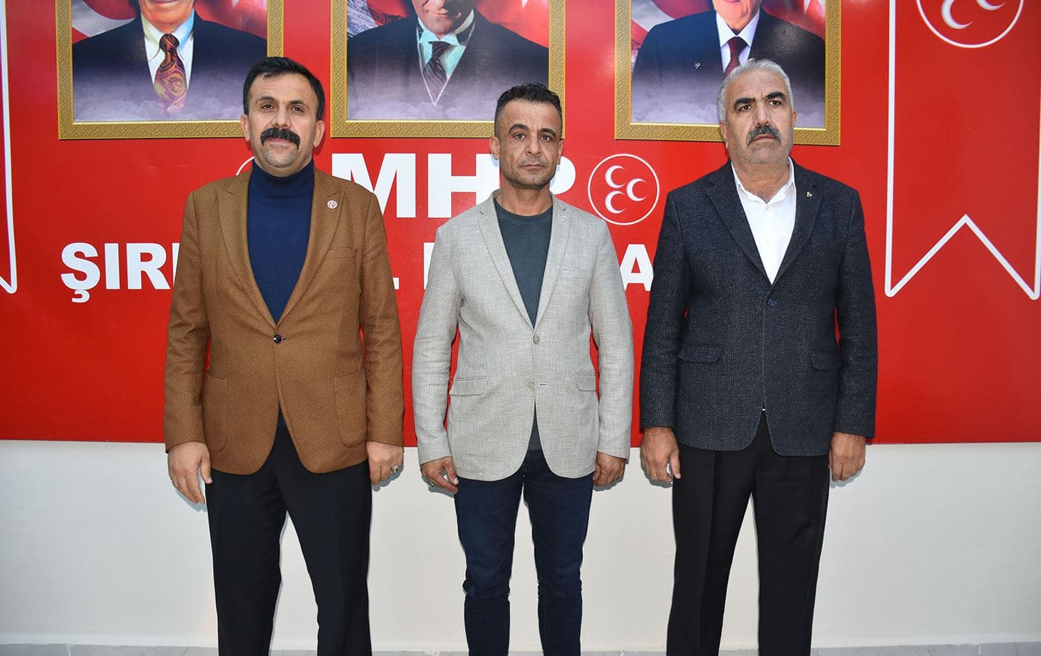 MHP Güçlükonak İlçe Başkanı Mehmet Emin İlhan (Ortada) / AA