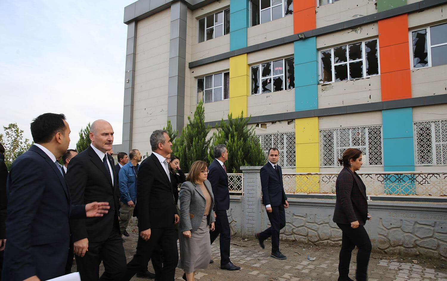 Türkiye Milli Eğitim Bakanı Mahmut Özer ile İçişleri Bakanı Süleyman Soylu ile Karkamış'ta düzenlenen saldırıda hasar gören Kocatepe İlkokulu'nda incelemede bulundu. / AA