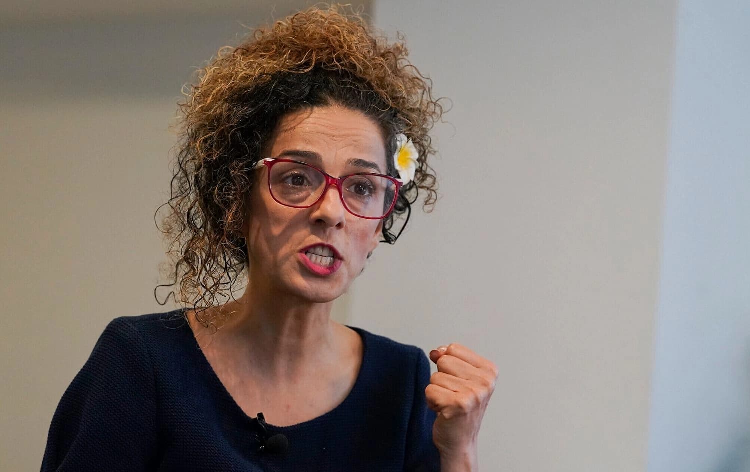 Iranian dissident Masih Alinejad gestures as she speaks during an interview with The Associated Press, September 23, 2022, in New York. Photo: AP/Mary Altaffer