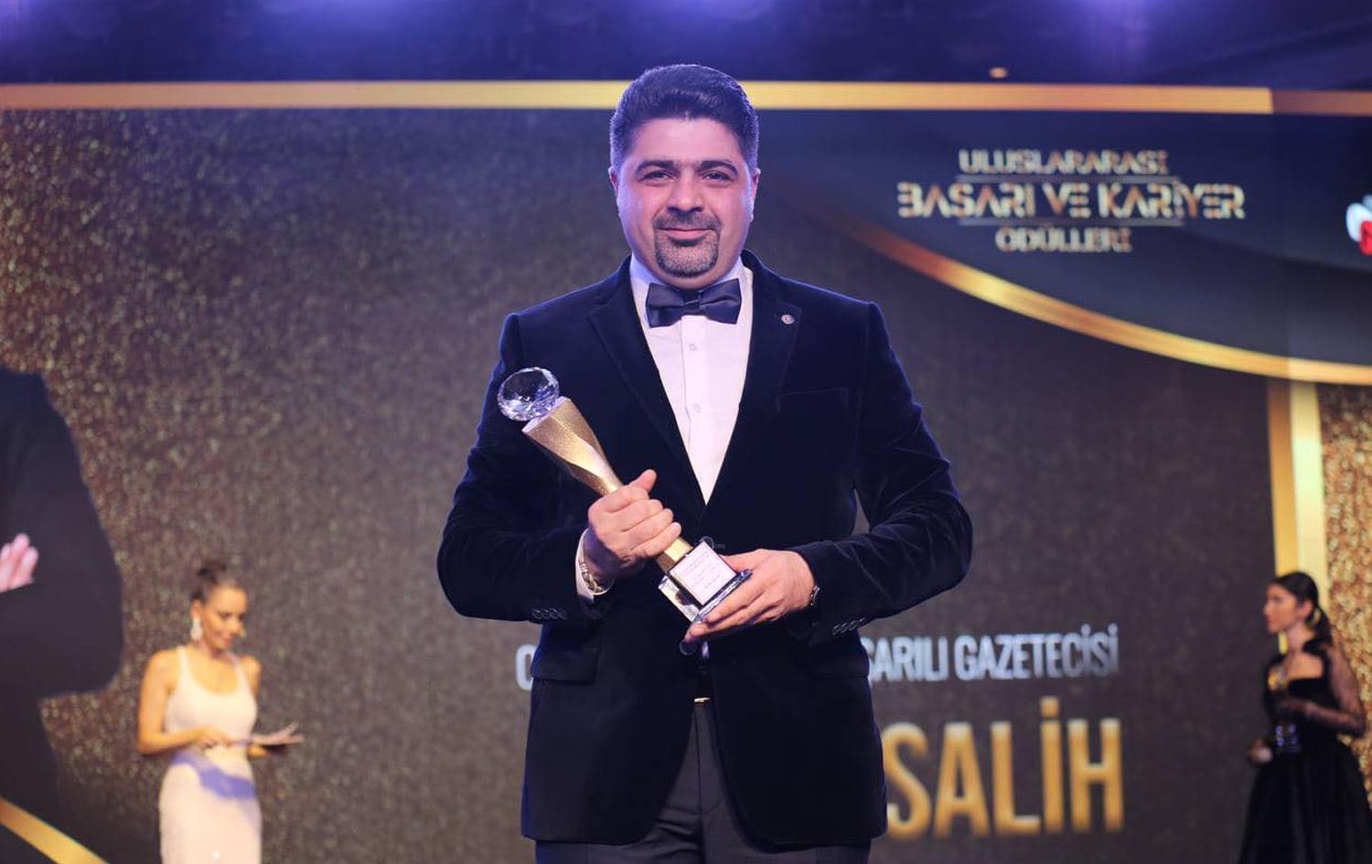 Rudaw TV presenter Dler Teli receives the Excellence Award for Journalism in the Middle East at the International Success and Career Awards in Turkey’s Istanbul on January 12, 2023. Photo: Rudaw