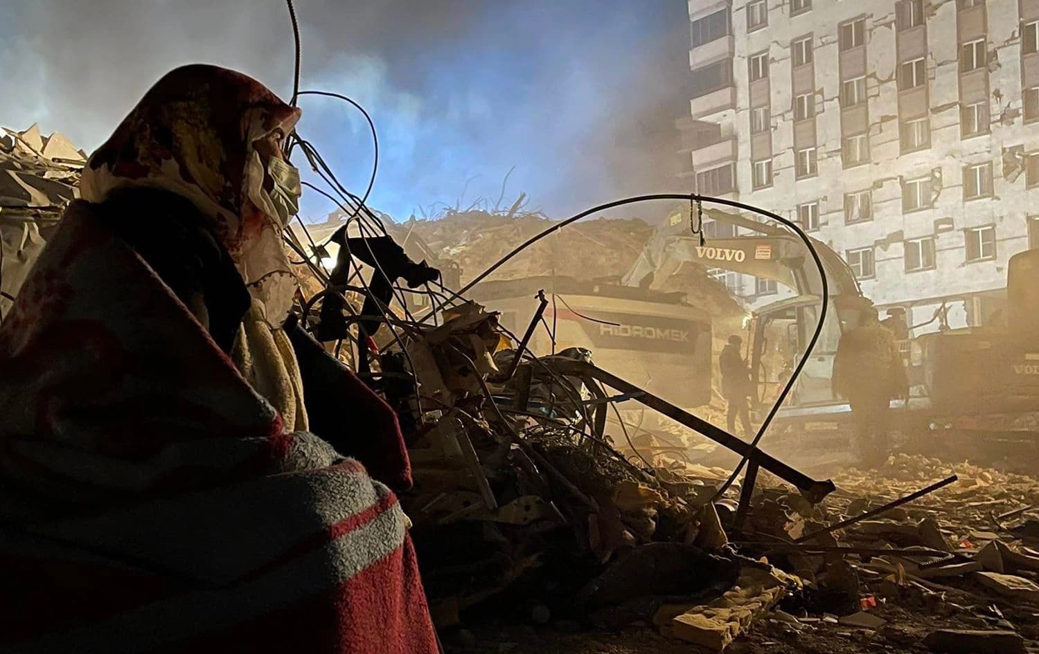A mother watches in anguish hoping for rescue teams to pull her children out alive from underneath the rubble of a collapsed building in the city of Kahramanmaras, Turkey, where the quake had its epicenter, on Febraury 10, 2023. Photo: Ahmed Omar/Rudaw
