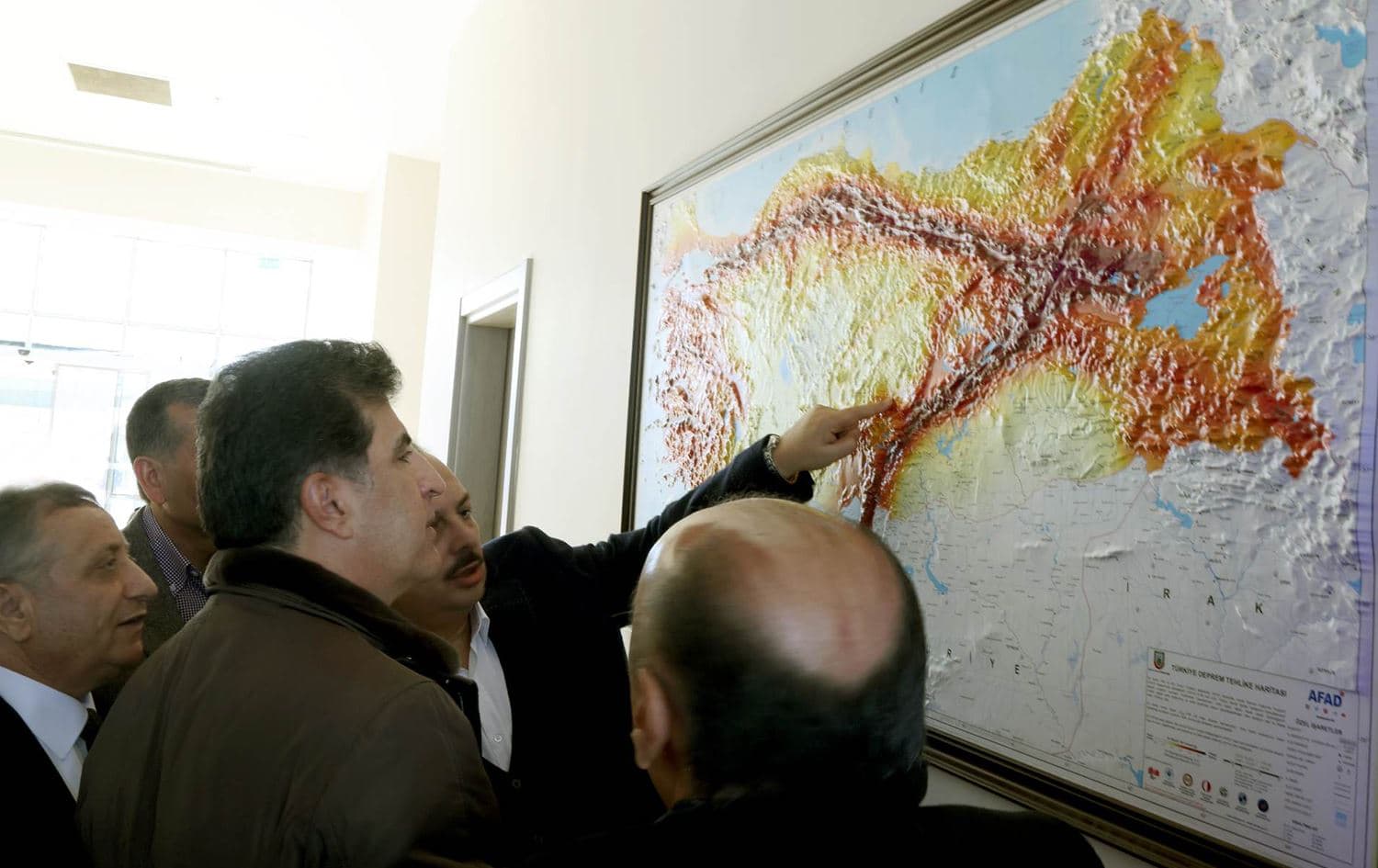 Kurdistan Region’s President Nechirvan Barzani looks at a map showing the areas affected by the disastrous earthquake on February 14, 2023. Photo: President Barzani's office
