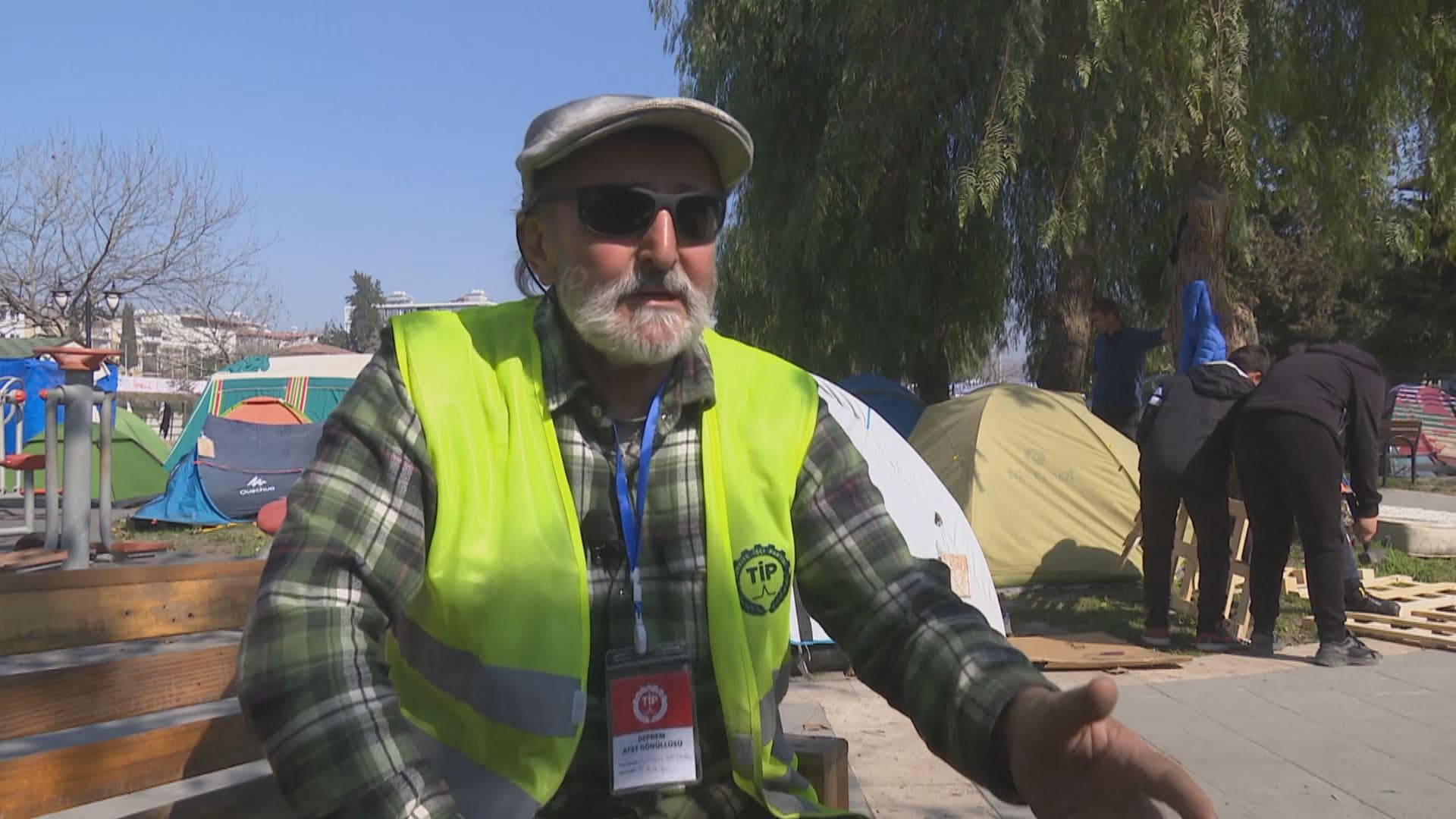 Elderly volunteer drives thousands of kilometres from Amsterdam to help victims of quake in Hatay 