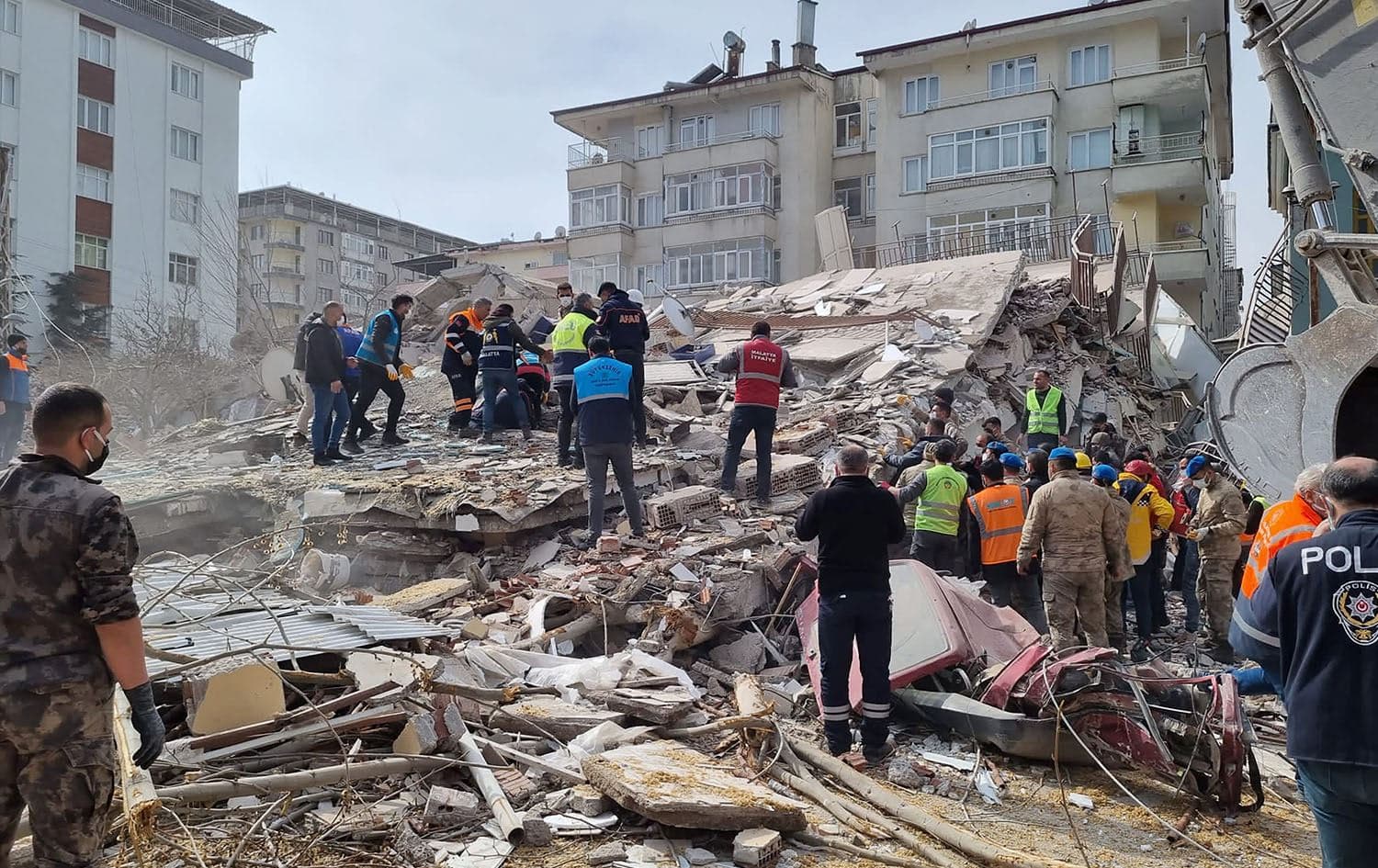 Rescuers carry on search operations among the rubble of collapsed buildings in the Yesilyurt district of Malatya on February 27, 2023 after a 5,6 magnitude earthquake hit eastern Turkey. Photo: DHA/AFP