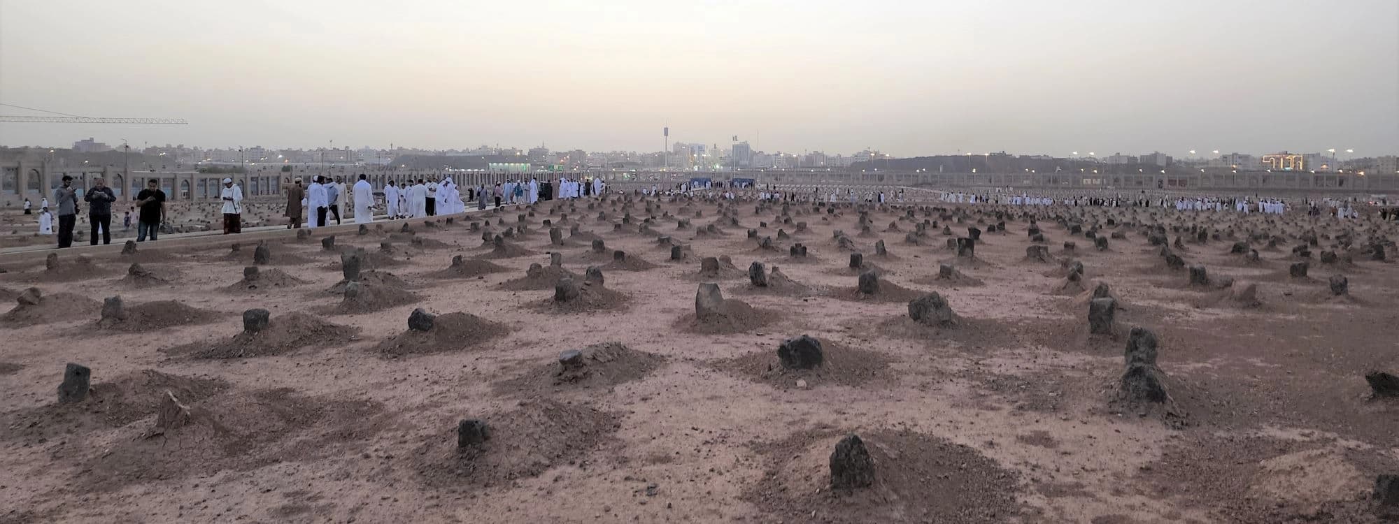 بە وێنە؛ گۆڕستانی بەقیع لە مەدینە گۆڕی 10 هەزار هاوەڵی پێغەمبەر (د. خ)ی تێدایە