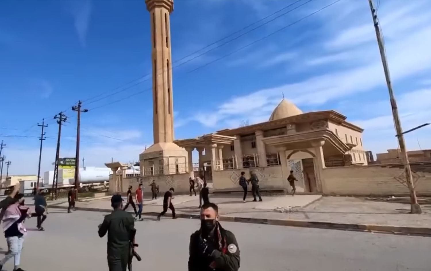 وێنەیەک لە نزیک مزگەوتی رەحمان لەکاتی گرژییەکان کە هێزە ئەمنییەکان بڵاوەیان پێکراوە. وێنەکە لە ڤیدیۆ وەرگیراوە