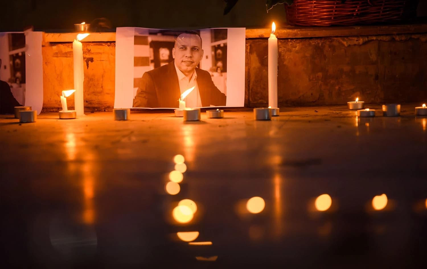 Friends and admirers of Husham al-Hashimi pay their respects for the slain Iraqi security analyst in Erbil's Sami Abdulrahman Park on July 11, 2020. Photo: Bilind T. Abdullah/Rudaw