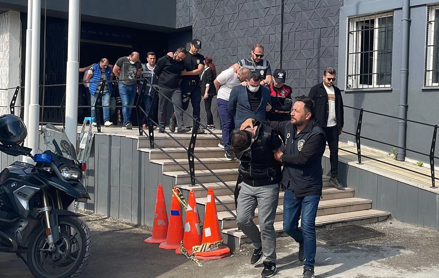 Gözaltına alınan zanlılar. / AA