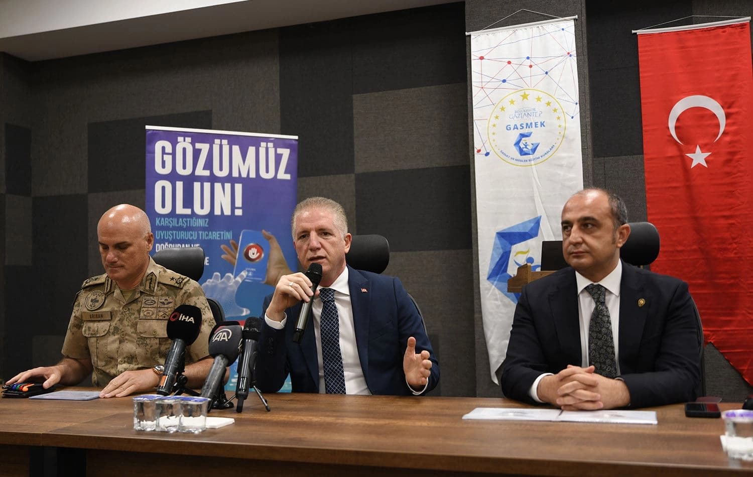 Davut Gül (Ortada) AA
