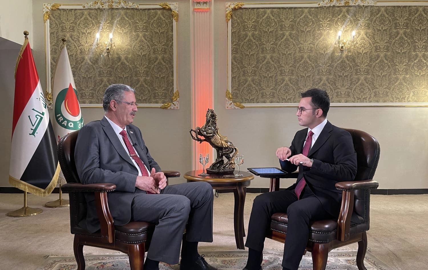 Wezîrê Petrolê yê Iraqê Heyyan Ebdulxenî û pêşkêşkarê Rûdawê Nwêner Fetah. Wêne: Rûdaw