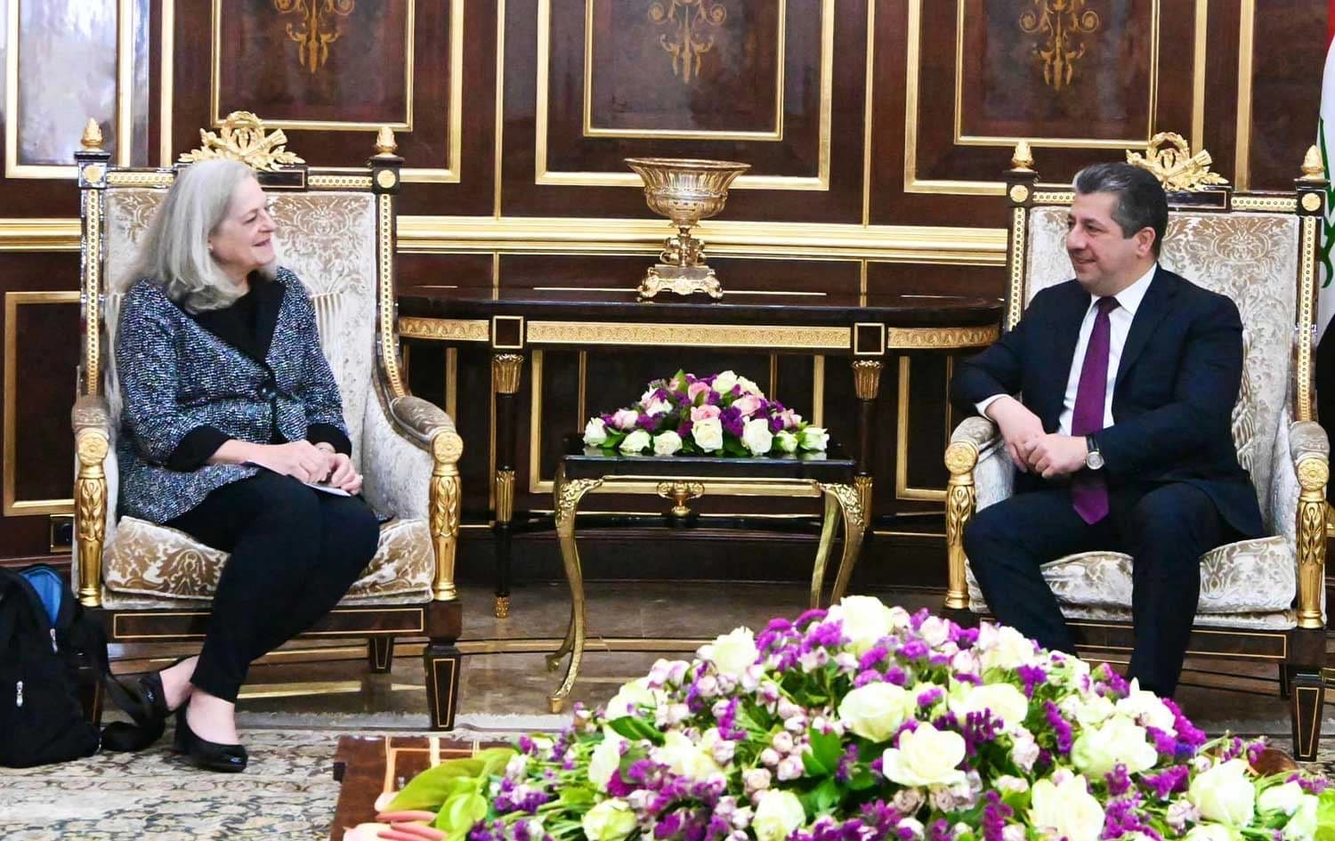 مەسرور بارزانی، سەرۆکوەزیرانی هەرێمی کوردستان و ئەلینا رۆمانۆوسکی، باڵیۆزی ئەمریکا لە عێراق.