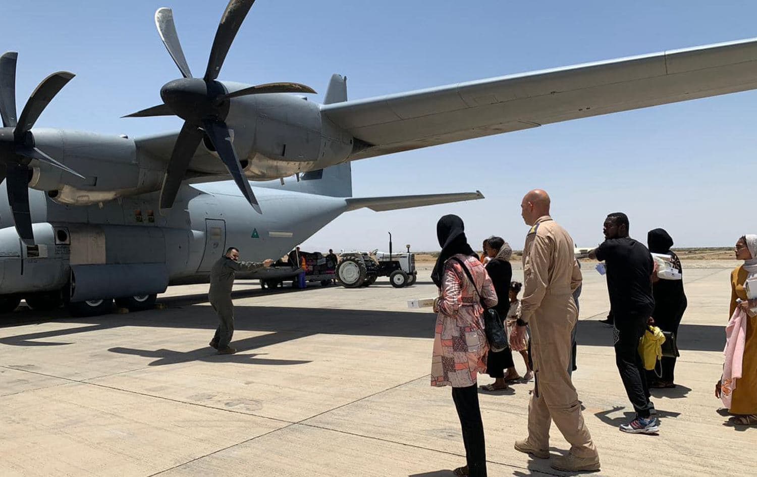 Iraqi forces board individuals onto a plane flying from Port Sudan to Baghdad on June 18, 2023. Photo: Iraqi foreign ministry