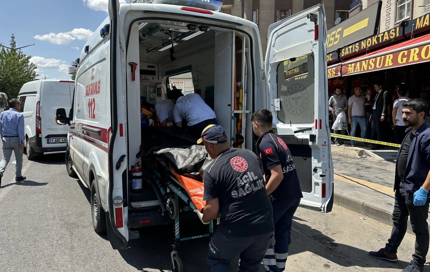 ئەمبیولانسێک لە شوێنی شەڕەکە لەکاتی گواستنەوەی بریندارەکان : AA