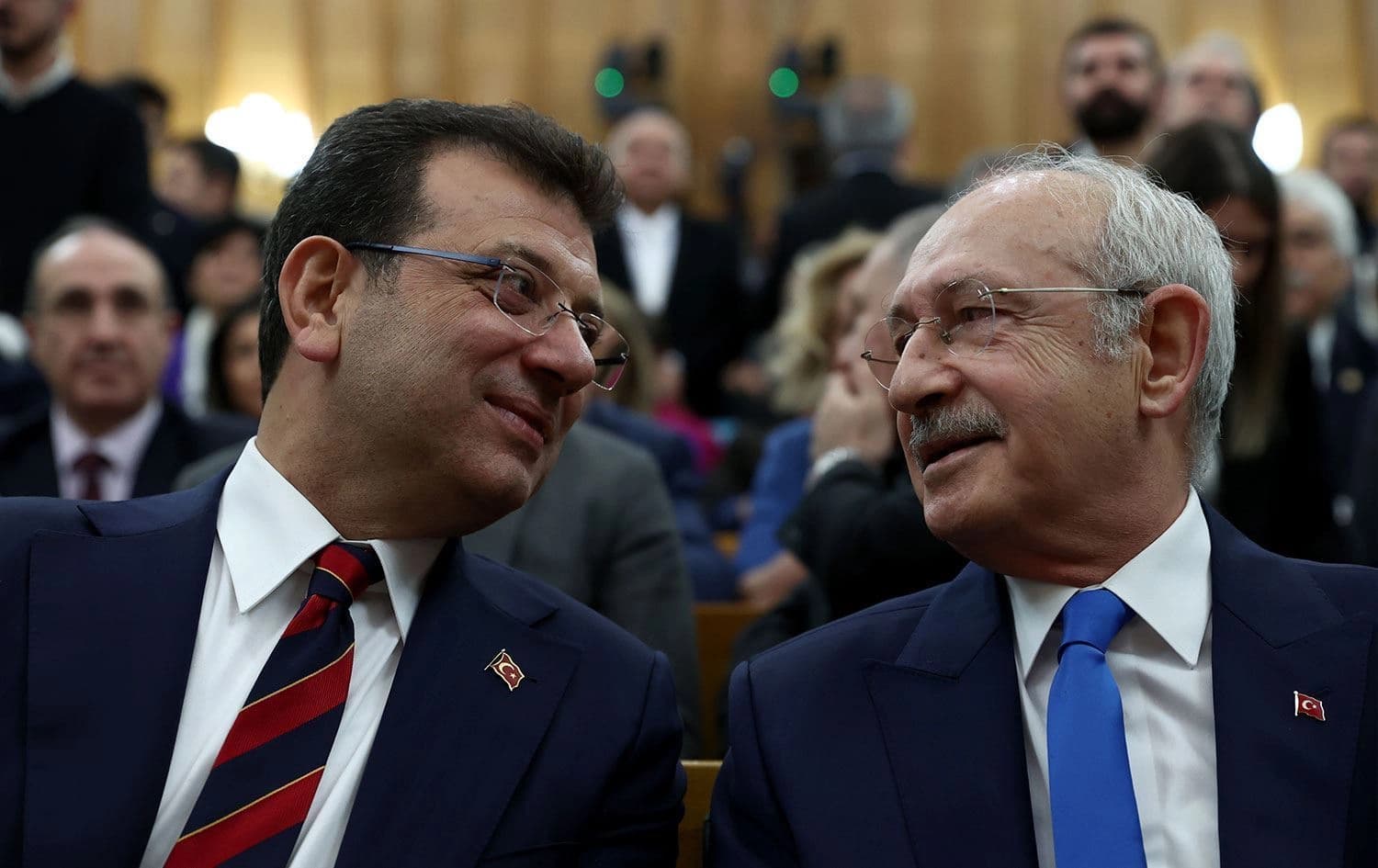 Serokê Şaredariya Bajarê Mezin a Stenbolê Ekrem Îmamoglu û Serokê Giştî yê CHPê Kemal Kiliçdaroglu. 