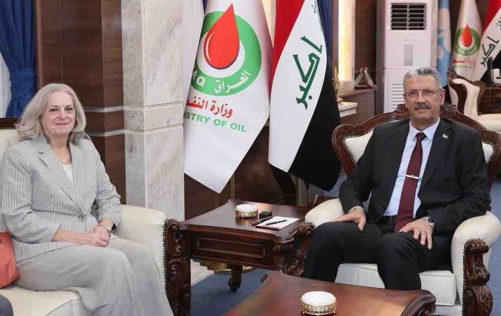 Balyoza Amerîkayê ya li Iraqê Alina Romanowski û Wezîrê Petrolê yê Iraqê Heyan Ebdulxenî 