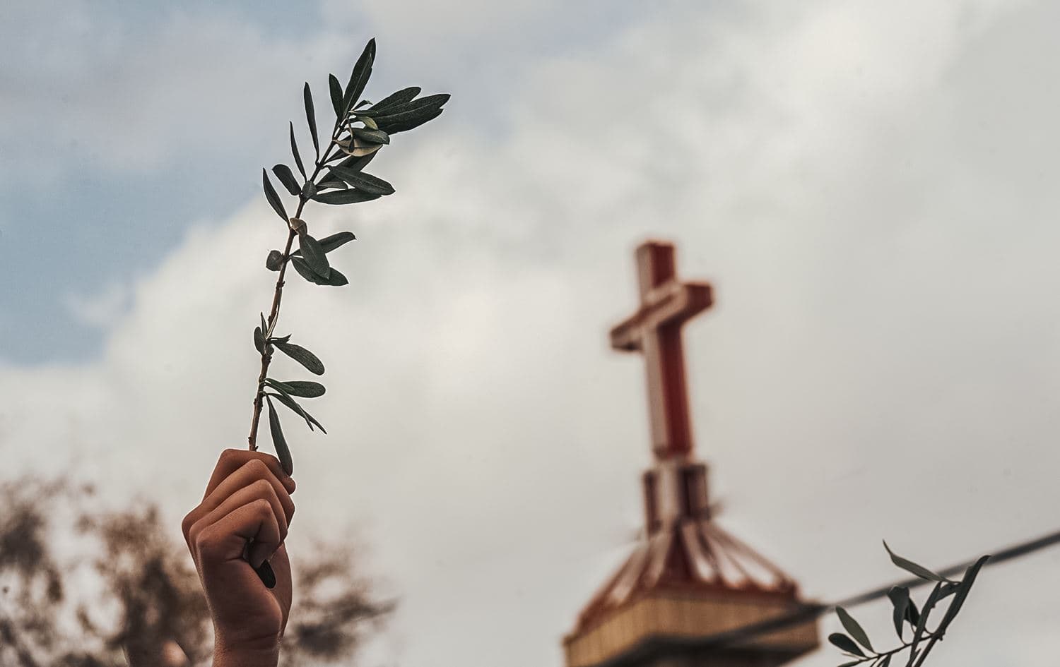 A cross sits on top of a church in Erbil’s northern Christian-majority district of Ainkawa on April 1, 2023. Photo: Bilind T. Abdullah/Rudaw
