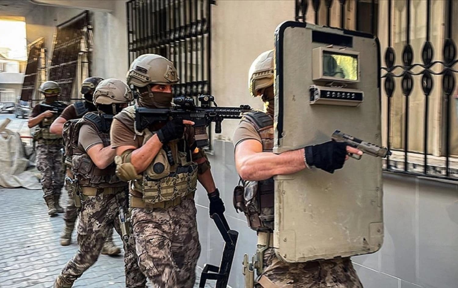 Hêzên ewlehiyê yên Tirkiyê di dema operasyonekê de.