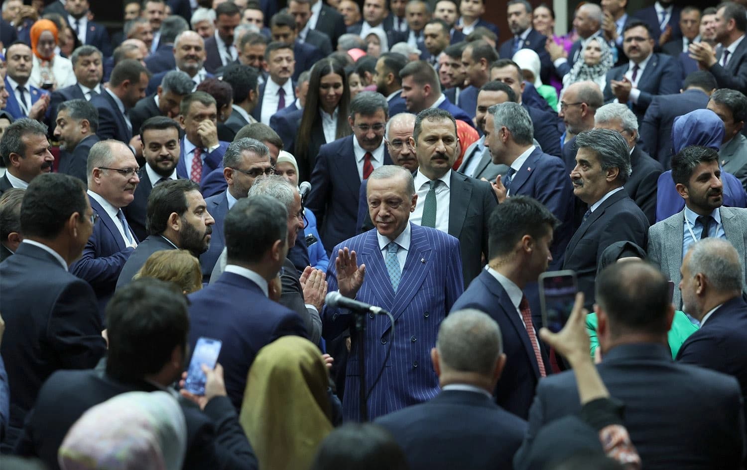 Seorkkomarê Tirkiyê û Serokê Giştî yê AK Partiyê, Recep Tayyip Erdogan duh Pêncşemê 6ê Temûza 2023an di civîna ligel serokên teşkîlatên AK Partiyê yên parêzgehan. Wêne: AA