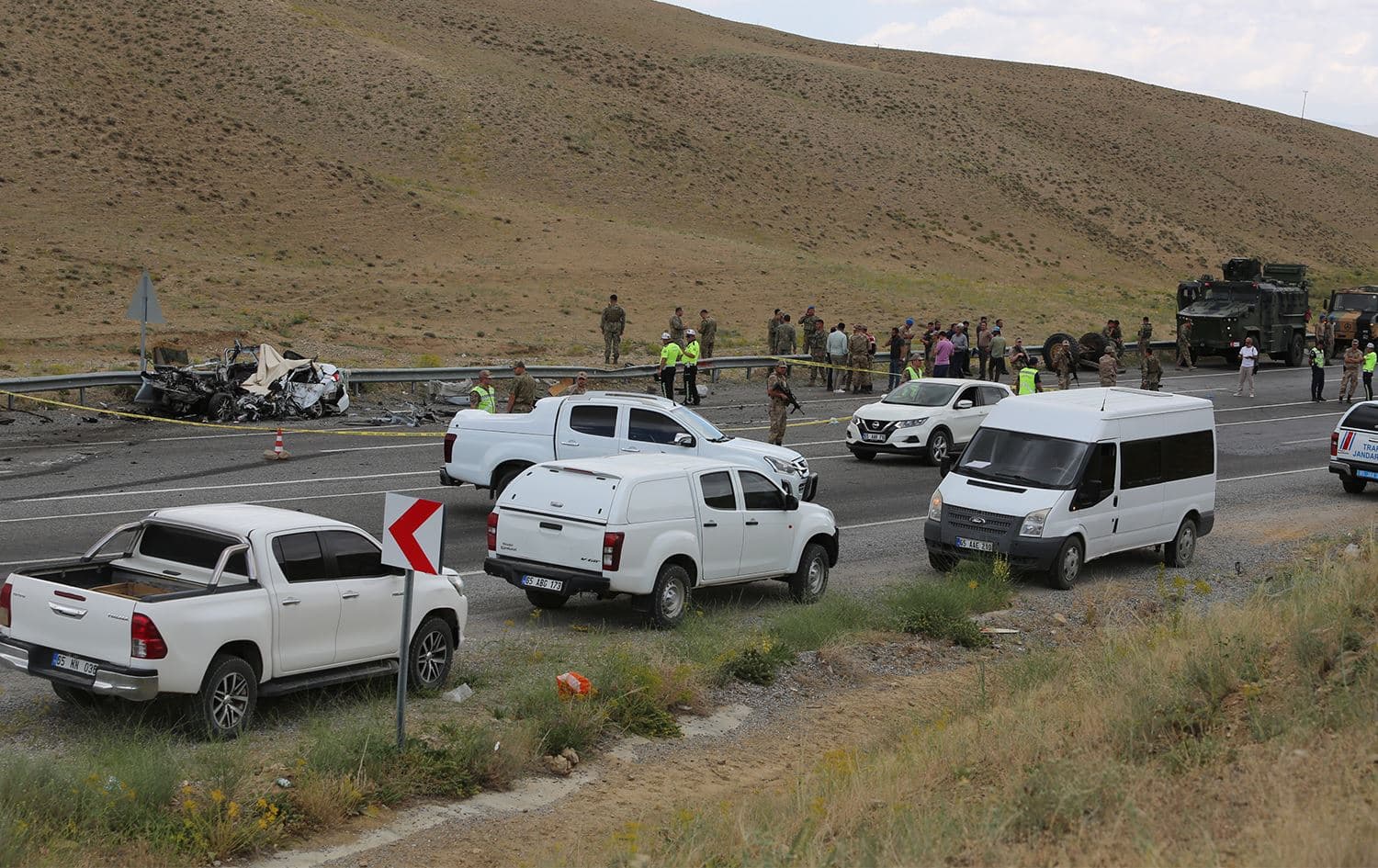 Li Wanê wesayîta leşkerî û otomobîlek li hev qelibîn: Kesek mir, 12 leşker birîndar bûn