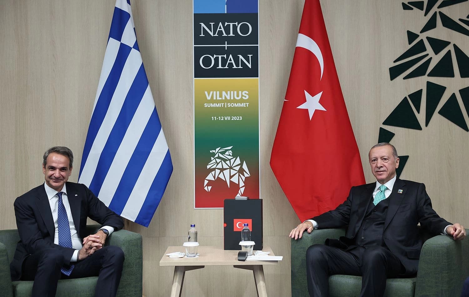 Türkiye Cumhurbaşkanı Erdoğan, Litvanya'daki NATO Zirvesi kapsamında Yunanistan Başbakanı Kiriakos Miçotakis ile bir araya geldi. / AA