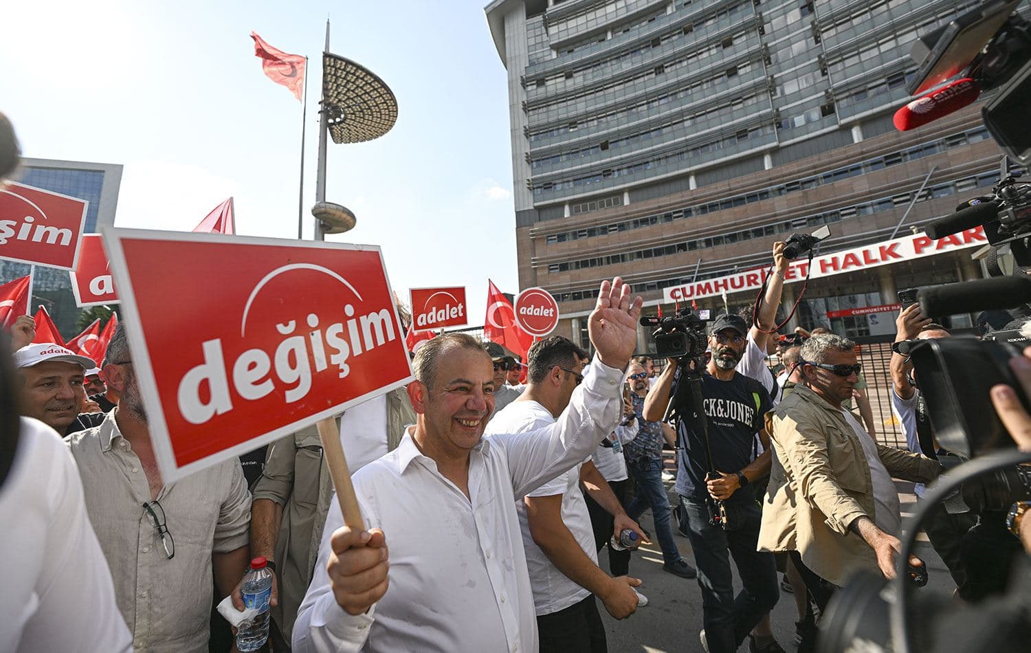 Bolu Belediye Başkanı Tanju Özcan, "Adalet ve Değişim" yürüyüşünün son gününde CHP Genel Merkezi'ne ulaştı. / AA