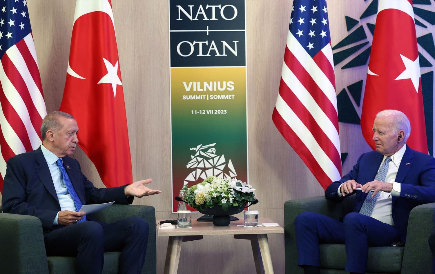 Hevdîtina Serokkomarê Tirkiyê Recep Tayyip Erdogan û Serokê Amerîkayê Joe Biden, duh 12ê Temûza 2023 di dema birêveçûna lûtkeya NATO de li Lîtwanyayê. Wêne: AA