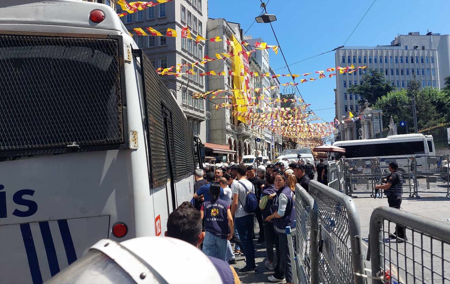 Polîsan rê nedan çalakiya Dayikên Şemiyê; zêdetirî 15 kesan hatine desteserkirin