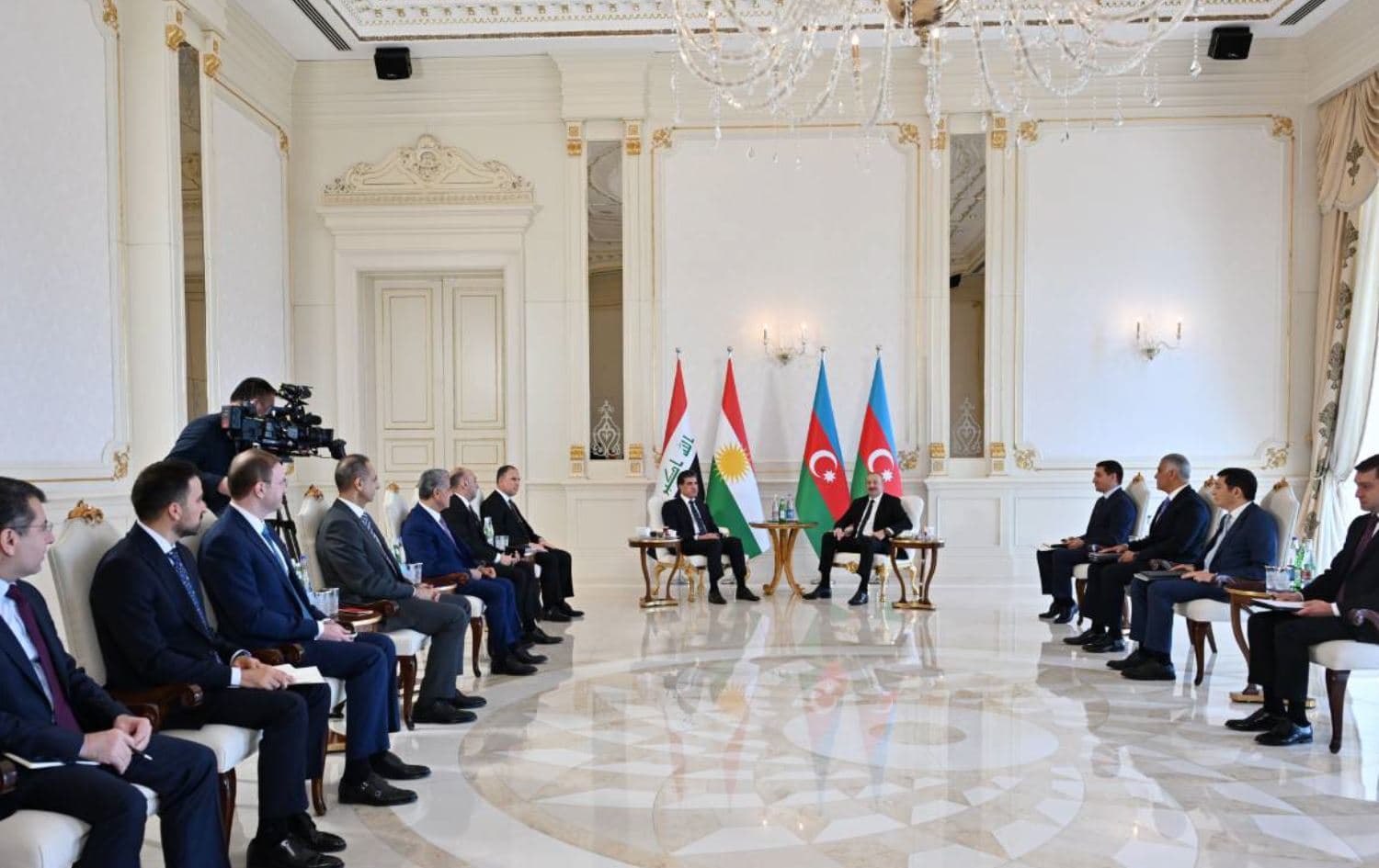 دیمەنێکی کۆبوونەوەکە کە لەلایەن سەرۆکایەتیی کۆماری ئازەربایجانەوە بڵاوکراوەتەوە